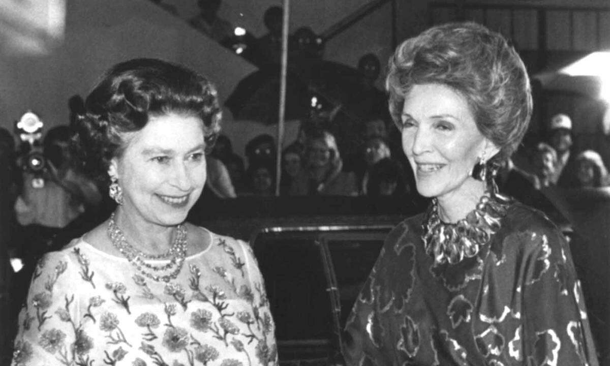 Ronald Reagan und seine Frau Nancy (im Bild) waren Gäste auf Schloss Windsor im Jahr 1982. Auch zu Reagan hatte die Queen einen besonderen Draht. Vor allem, weil Reagan ihre Liebe zu Pferden teilte, heißt es. Drei Mal besuchte Reagan die Queen. Ein Mal trafen die beiden bei einem Besuch der Queen an der US-Westküste zusammen. Er wurde später sogar zum Ritter geschlagen.
