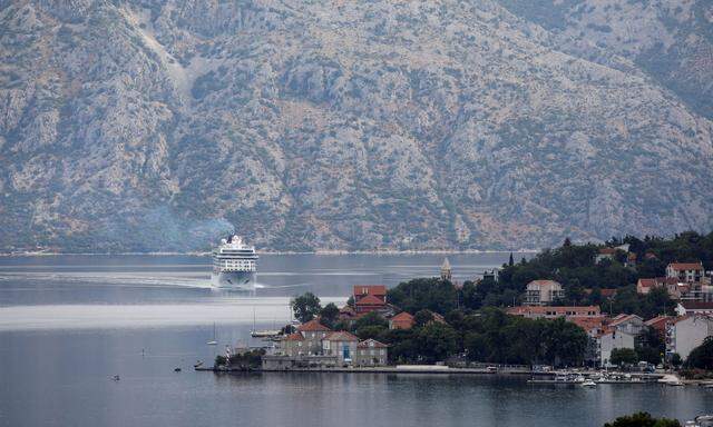 Norwegisches Kreuzfahrtschiff befährt die Bucht von Kotor