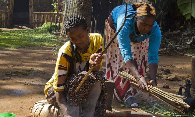 Frauen in Äthiopien beim Kaffeerösten. 