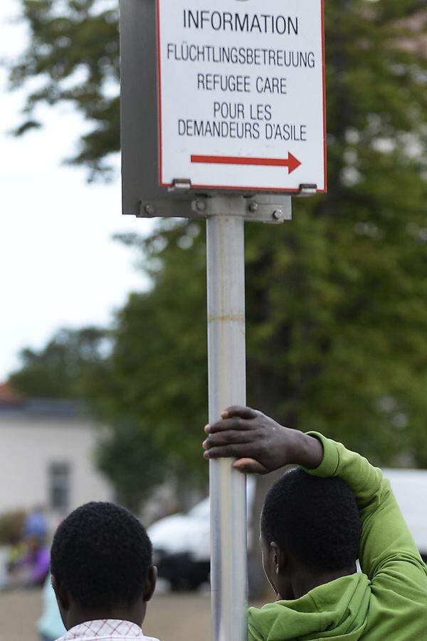 1200 dieser Jugendlichen befinden sich aktuell in der Betreuungsstelle, 800 von ihnen könnten vom Verfahrensstand her sofort in Länderquartiere übermittelt werden - bloß, Unterkünfte für sie werden von den Ländern nicht angeboten.