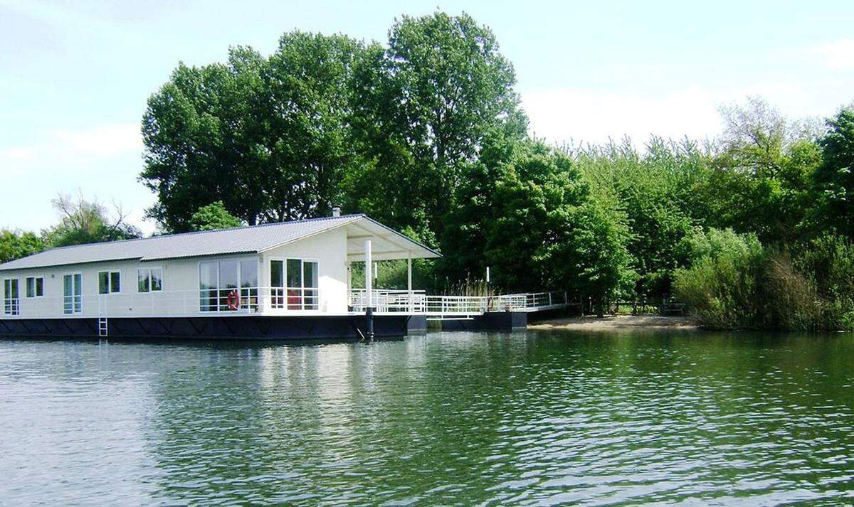 Aber es muss ja auch nicht immer Meer sein: Auf dem Foto ist ein schwimmendes Ferienhaus in den Niederlanden zu sehen. Nicht zu sehen ist der Wellnessbereich mit Solarium im Inneren, der Kamin im Wohnzimmer, das Tretboot oder die Schaluppe, ein kleines Segelboot. Ab 232 Euro pro Nacht.