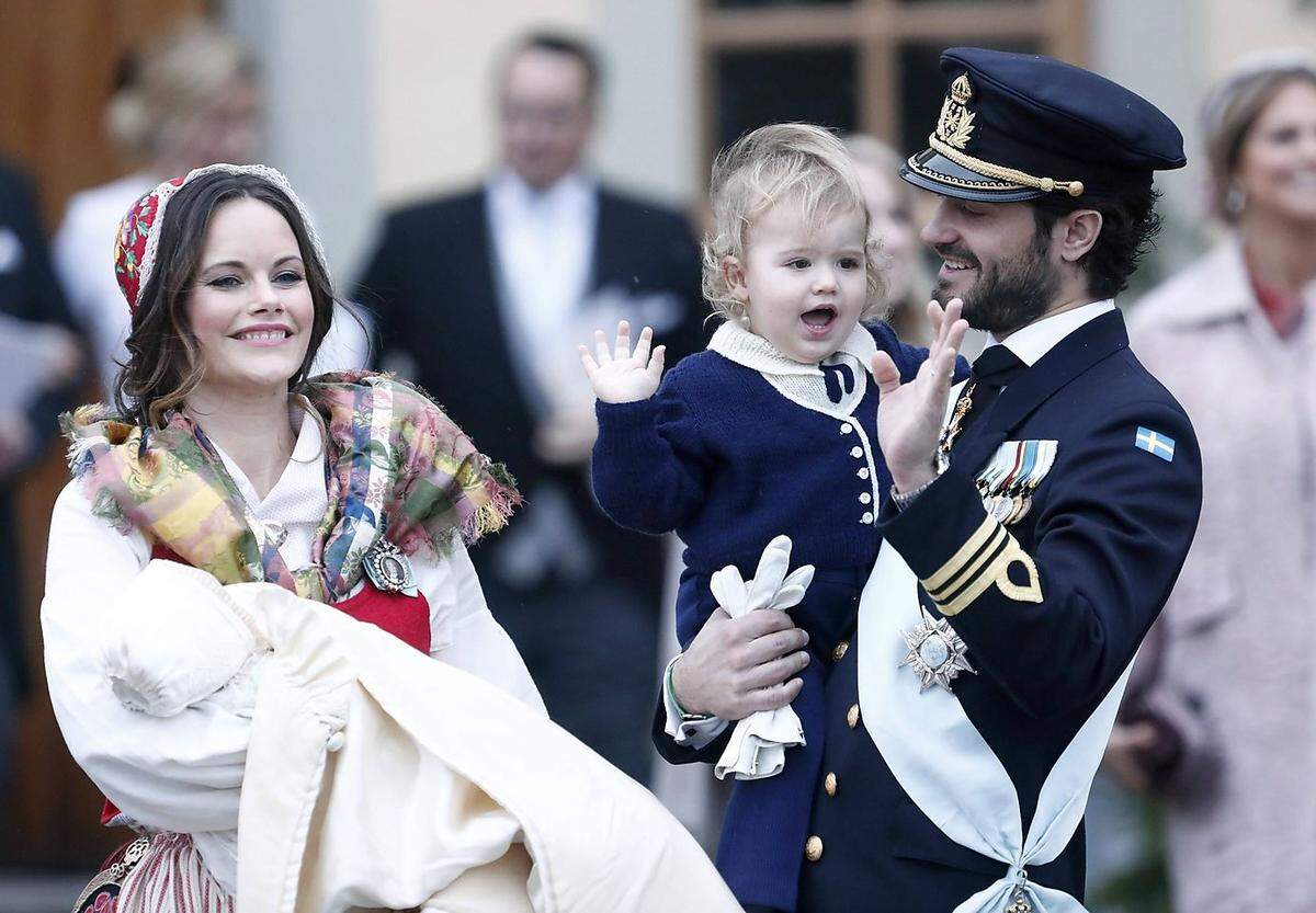 Das Best dressed des Tages geht dennoch nicht an Prinzessin Estelle, sondern an ihren Cousin Prinz Alexander. Er trug zur Taufe seines kleinen Bruders ein Kostümchen im Matrosenstil, das einst Prinz Carl Philip als Bub in den 1980er-Jahren ausgeführt hatte - Schlaghosen inklusive. Das Sturmfrisuren-Memo scheint der kleine Prinz ebenfalls erhalten zu haben. Ein Erfolg auf der ganzen Linie. (Übrigens sprang Prinz Alexander in Sachen Klamauk für Prinzessin Leonore ein: Die Tochter von Prinzessin Madeleine sorgt sonst auf königlichen Veranstaltungen für Unterhaltung, war dieses Mal aber zusammen mit ihrem kleinen Bruder Prinz Nicolas zuhause geblieben. Die Kinder litten unter Jetlag, hieß es vonseiten des Hofes.)