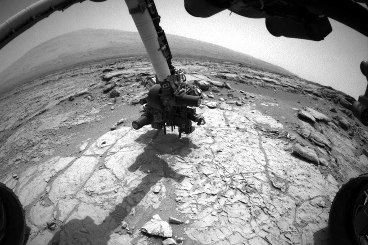 Vorläufiger letzter Meilenstein der Mission: Anfang Februar 2013 hat der Marsrover erstmal erfolgreiche Gesteinsproben genommen. "Es ist auch das erste Mal, dass ein Forschungsroboter irgendwo anders als auf der Erde in einen Stein gebohrt und eine Probe entnommen hat", sagte Nasa-Wissenschaftlerin Louise Jandura bei einer Pressekonferenz. "Das ist ein historischer Moment." Im Bild der ausgefahrene Bohrarm von "Curiosity".