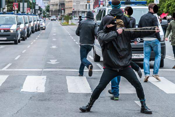 Die Polizei wies die Vorwürfe zurück. Vielmehr seien Beamte angegriffen worden, unter anderem mit Steinschleudern.