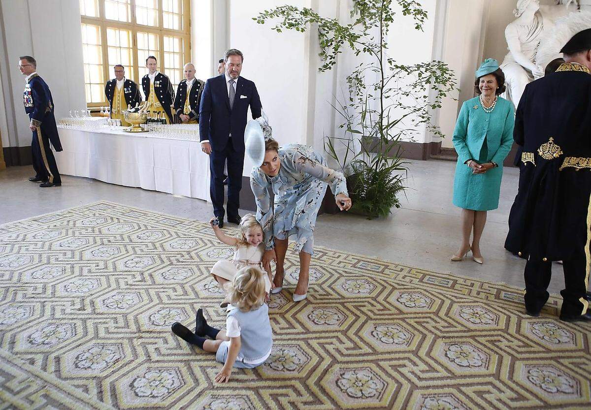 Die beiden Kinder Prinzessin Madeleines sind als Rasselbande bei royalen Events in Schweden bekannt. Beim 40. Geburtstag ihrer Tante Kronprinzessin Victoria im Juli machten Leonore und Nicolas mal wieder vor, was es heißt, aufs Protokoll zu pfeifen.