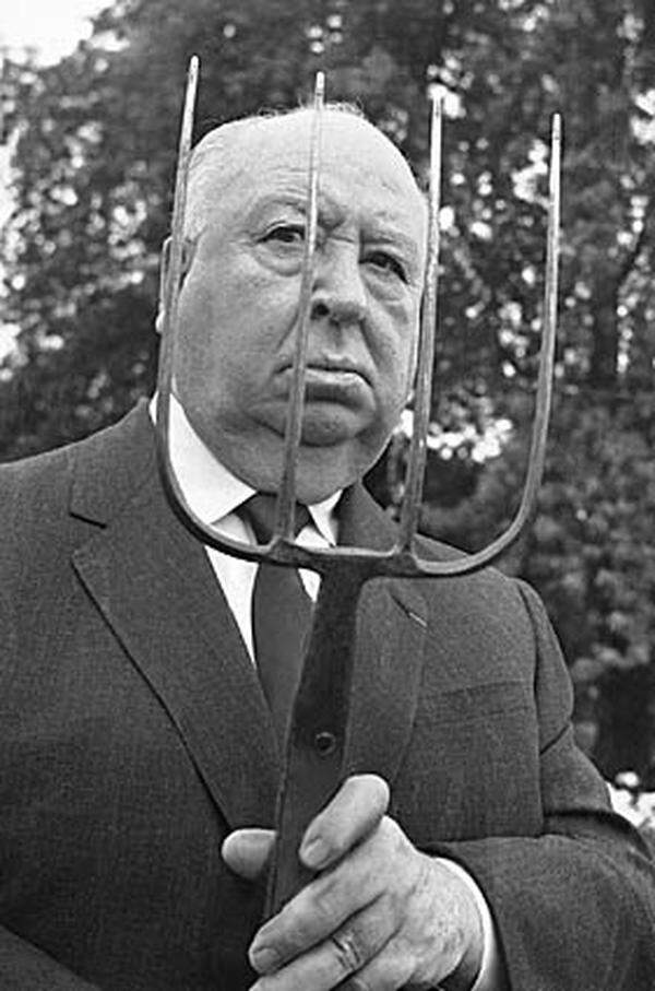 Wer Alfred Hitchcock nur als Privatmann gekannt hätte, wäre wohl nicht darauf gekommen, dass sich seinetwegen Millionen nicht mehr in den Keller, unter die Dusche oder in die Vogelvoliere trauten. Der korpulente Mann im dunklen Anzug mit weißem Hemd und Krawatte war ein Bilderbuchengländer: immer höflich, adrett und ruhig. Doch er beherrschte die Kunst, Angst zu erzeugen, wie kein anderer: Am 29. April 1980 starb Hitchcock im Alter von 80 Jahren. Sein Werk ist unvergessen.