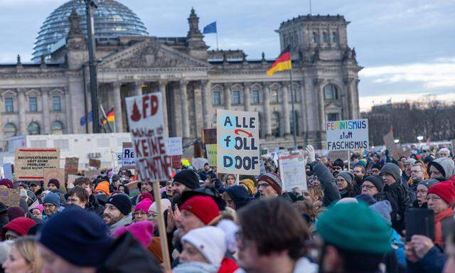 Vor dem Deutschen Reichstag versammelten sich am Sonntag Tausende Menschen, um gegen Rechtsextremismus Stellung zu beziehen.