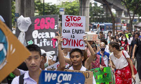 "Wir sind die Zukunft und wir verdienen Besseres", sagte die zwölf Jahre alte Lilly Satidtanasarn in Bangkok. Sie gilt wegen ihrer Kampagne gegen Plastiksackerln als "Thailands Greta". Die Erwachsenen "reden nur darüber, aber sie tun nichts", kritisierte sie. "Wir wollen keine Entschuldigungen."
