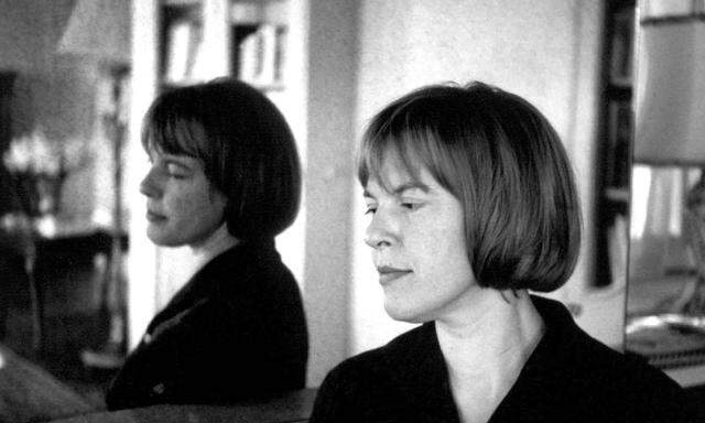 Poetin und Intellektuelle, Journalistin und Unterhaltungsautorin: das vielschichtige, zerrissene Leben der Ingeborg Bachmann.