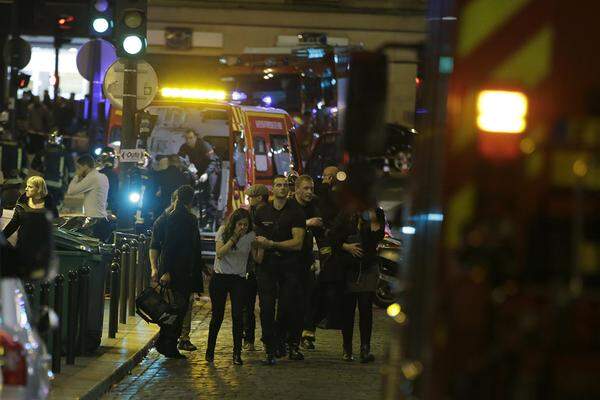 Bei nahezu zeitgleichen Attacken auf die Pariser Konzerthalle Bataclan, eine Reihe von Bars und Restaurants und die Fußballarena Stade de France während eines Länderspiels Deutschland-Frankreich töten Islamisten 130 Menschen. Noch in der Nacht verhängt Hollande den Ausnahmezustand.