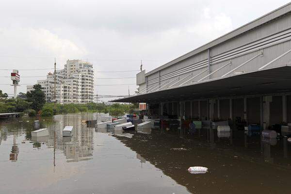 Das Bangkadi-Industriegebiet vor der Hauptstadt steht längst unter Wasser.