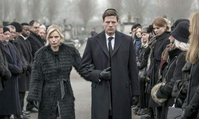 Alex Godman (James Norton, neben Faye Marsay) beim Begräbnis des ermordeten Onkels.