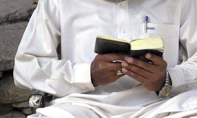 Symbolbild: Ein Mann liest in Karachi (Pakistan) im Koran.