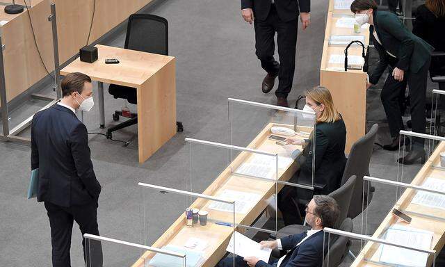 Gernot Blümel im Parlament im Visier von Herbert Kickl und Beate Meinl-Reisinger.