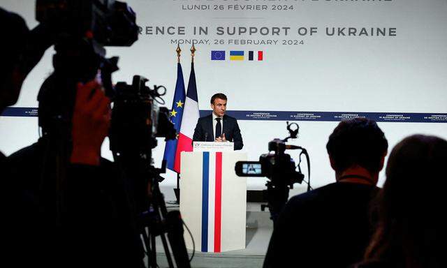 Frankreichs Präsident Emmanuel Macron bei der Pressekonferenz in Paris nach dem Ukraine-Gipfel.