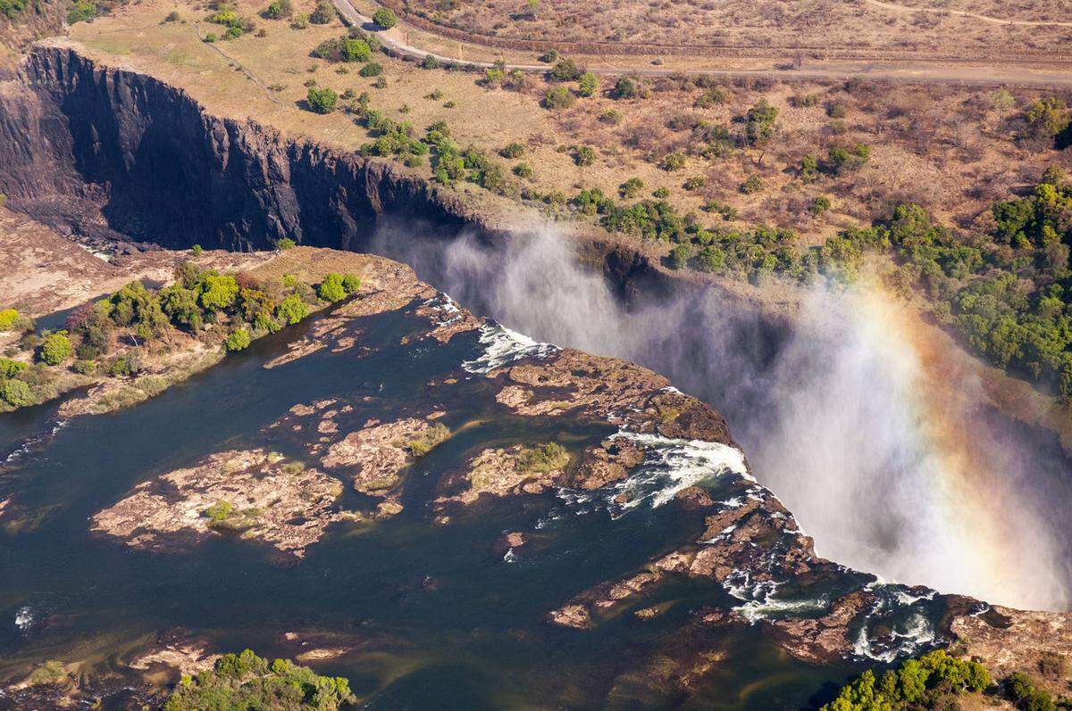 Nationalparks mit den Big Five, archäologische Welterbe-Stätten und die mächtigen Victoria-Fälle sind nur einige der Highlights einer Reise in das Land, das laut dem Reiseführer als eines der sichersten Reiseziele in Afrika gilt.