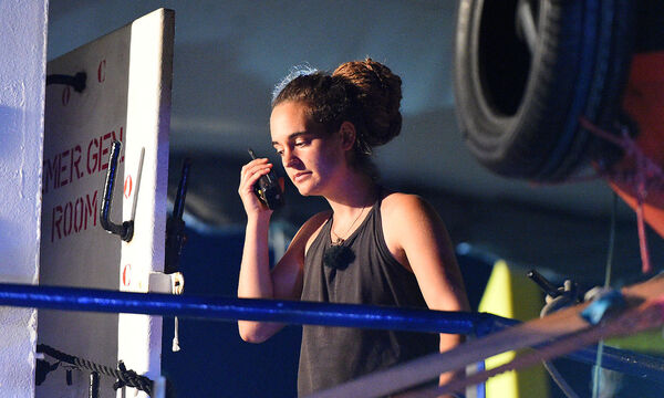 Carola Rackete an Bord der Sea-Watch - mittlerweile steht sie unter Hausarrest.