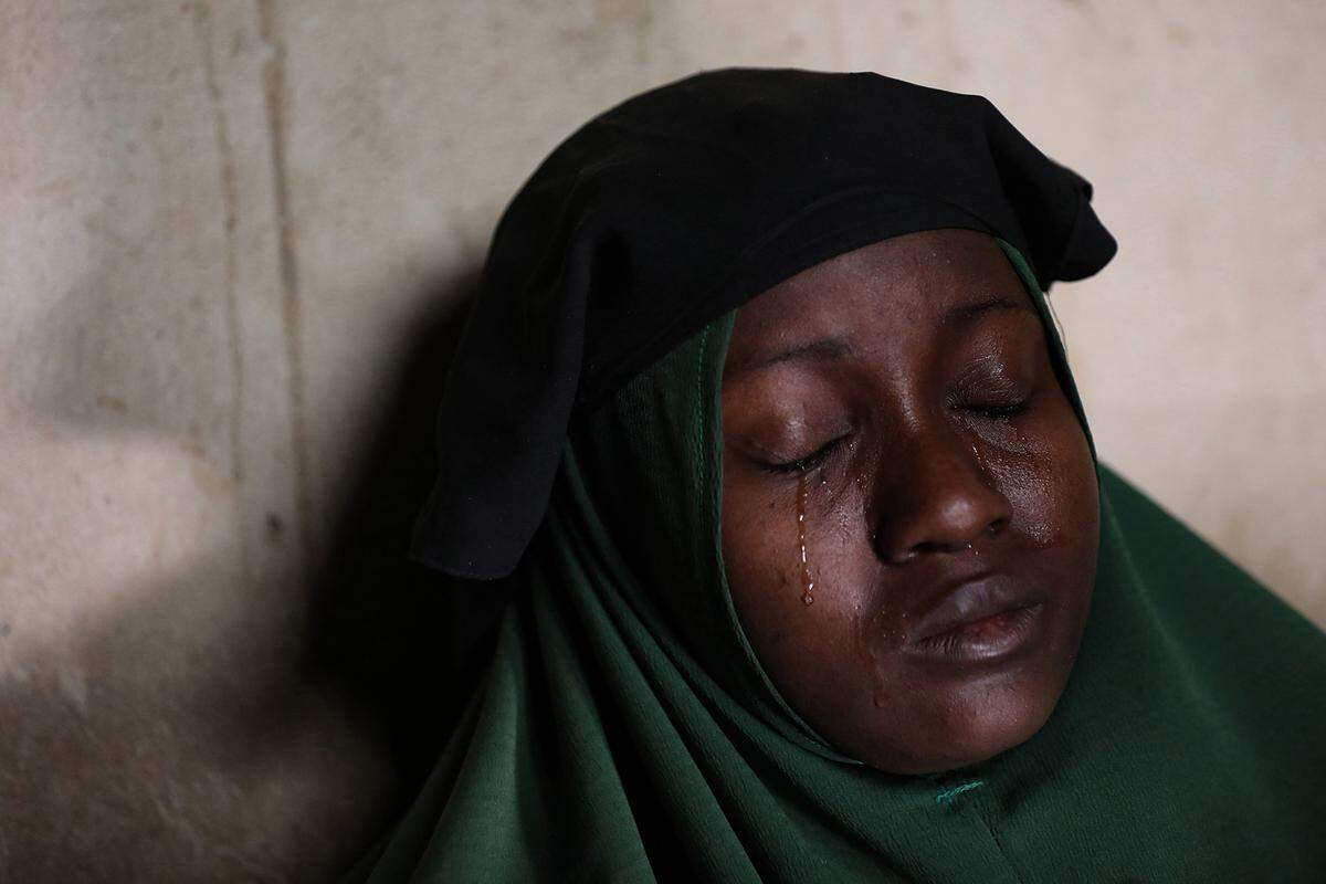 Diese Frau weint, nachdem am Tag zuvor ihre zwei Töchter von Banditen entführt wurden. Insgesamt wurden an dem Tag 279 aus ihrer Schule entführt. Das Bild schoss Sodiq Adelakun Adekola für AFP.