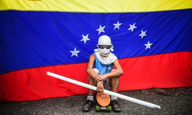 Der Widerstand gegen Venezuelas diktatorischen Staatschef, Nicolás Maduro, wird militanter. Die Jugend betrachtet das Oppositionsbündnis zunehmend als unfähig. 