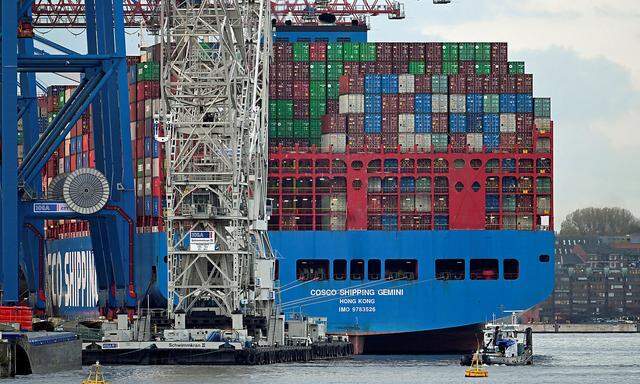 Archivbild: Ein Cosco-Frachtschiff im Hamburger Hafen.