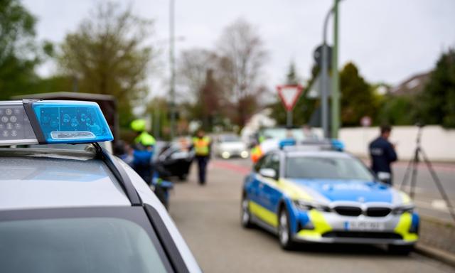 Eine achtlos entsorgte Sex-Puppe hat in Bayern für einen Großeinsatz von Polizei und Feuerwehr gesorgt. (Symbolbild)
