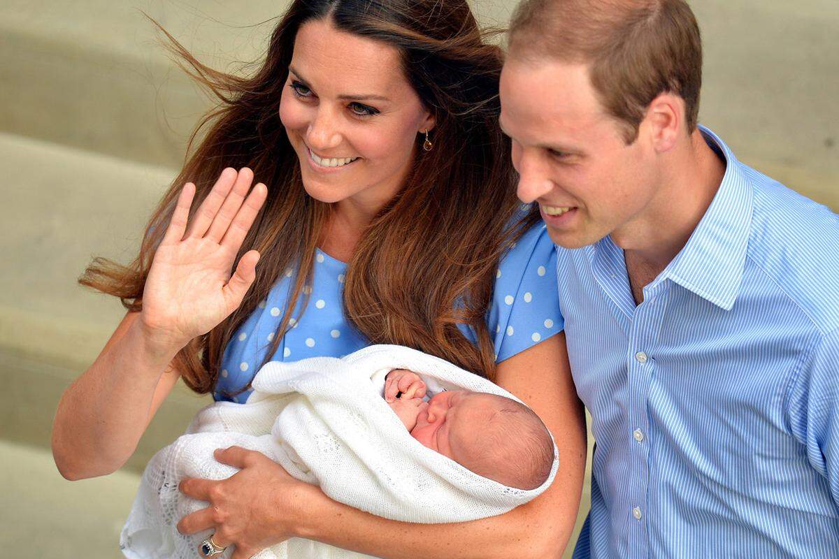 Prinz William und Herzogin Kate haben sich kurz nach der Geburt ihres Sohnes (am 22. Juli) beim Personal des St. Mary's Hospital bedankt: "Wir möchten uns bei den Mitarbeitern des Lindo Wings und dem ganzen Krankenhaus für die wunderbare Versorgung, die wir drei erfahren haben, bedanken", hieß es in einer Mitteilung.