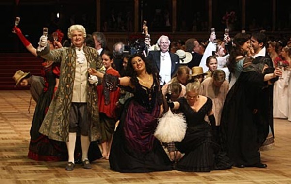 Herzstück der Eröffnung war ein von Alfred Eschwe komponiertes Medley aus 14 bekannten Opernarien für 13 Solisten des Hauses. Musikalisch dominierten den Ball die Komponisten Frederic Chopin und Gustav Mahler, denen 2010 anlässlich ihres 200. bzw. 150. Geburtstages gedacht wurde.