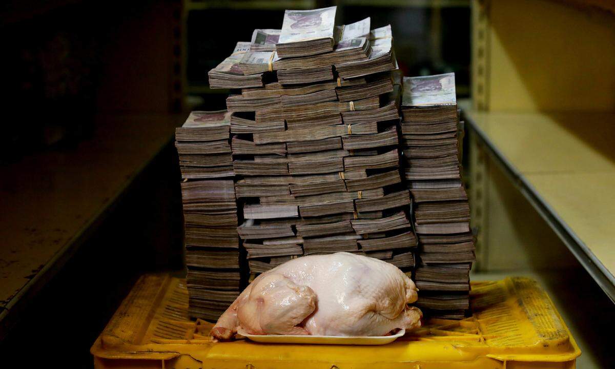 16. August 2018. Ein Bild, das die Inflation in Venezuela verdeutlicht. Zu sehen ist ein Hendl und die Menge an Papiergeld, die man in Caracas im Sommer 2016 dafür bezahlen müsste: 14,6 Millionen Bolivar.