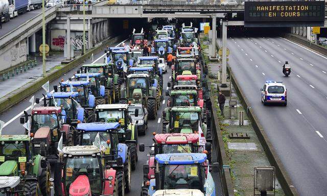 Traktoren auf einer Pariser Haupteinfahrt, der ´porte de Champerret´.