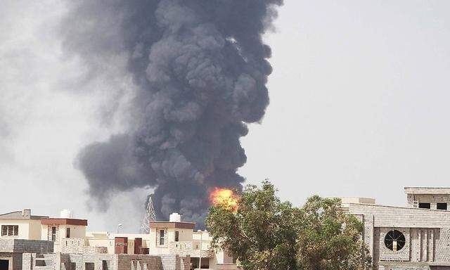 Tripolis fürchtet eine gewaltige Explosion zweier Benzintanks.