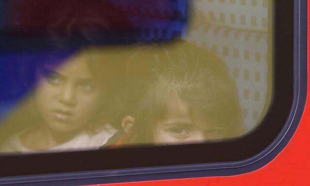 Bald sind sie angekommen: Flüchtlingskinder in einem Zug am Hauptbahnhof in München.