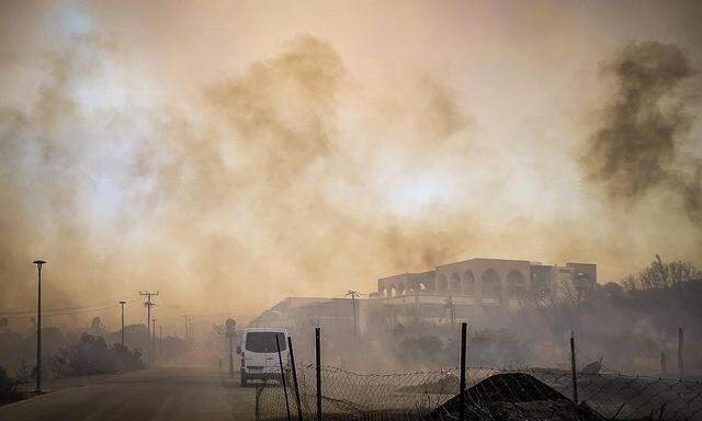 Die Waldbrände auf Rhodos gerieten außer Kontrolle. Im Badeort Kiotari wurden auch mehrere Hotels beschädigt.