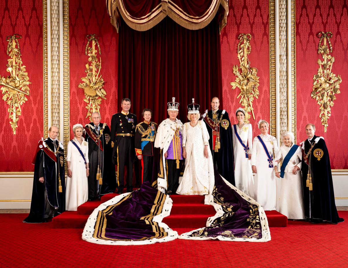 Das Monarchenpaar mit einem Teil der Familie.