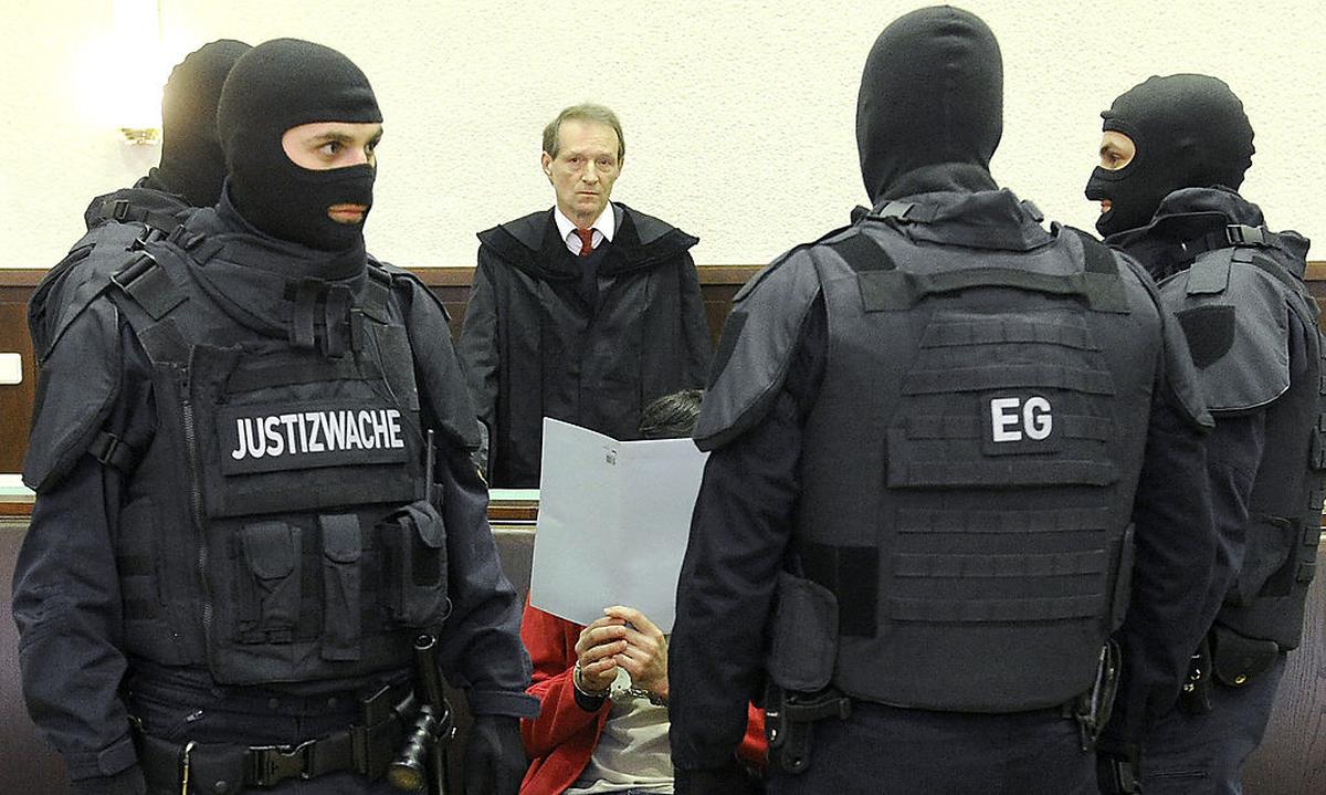 Masken und beschusshemmende Westen