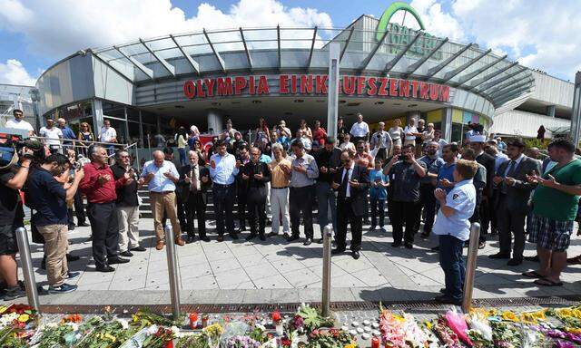 Gebet vor dem Olympia-Einkaufszentrum, einem der Tatorte des Amoklaufs vom Freitagabend. Muslime und Christen gedenken der Opfer.