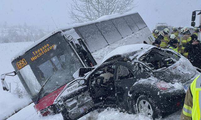 Zusammenstoß eines Autos mit einem Postbus in Leogang (Bezirk Zell am See) in Salzburg