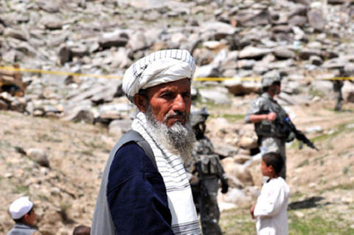 Afghane in Sultankhel, Provinz Kapisa, wo von den US-Truppen und französischen Soldaten Hilfsgüter verteilt werden.