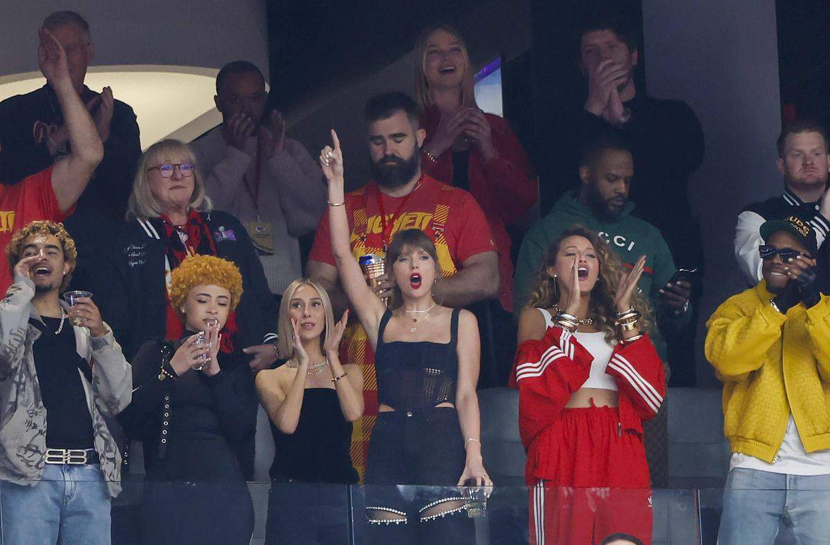 Taylor Swift feuerte die Kansas City Chiefs mit Rapperin Ice Spice L und Blake Lively an. 