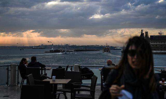 Istanbul ein Jahr nach dem Putsch: Viele Künstler der kreativen Metropole am Bosporus träumen heute von der Ausreise in eine offenere, bessere Welt.