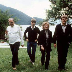 Helmut und Hannelore Kohl, mit ihren Söhnen, Walter (l.) und Peter, in St. Gilgen am Wolfgangsee.