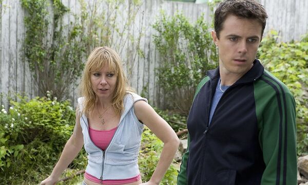 Helenes (Amy Ryan) Kind ist verschollen, Patrick (Casey Affleck) sucht es.  