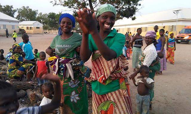 Aus den Händen der Boko Haram-Miliz befreite Frauen begrüßen Neuankömmlinge im Auffanglager in Yola.