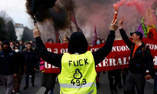 Frankreich drohen „heiße“ Wochen. Das Durchboxen der Rentenreform ohne Abstimmung in der Nationalversammlung hat die Proteste neuerlich angeheizt. In den Städten brannten Autos, die Gewerkschaft blockierte einen Teil der Außenringautobahn in Paris.