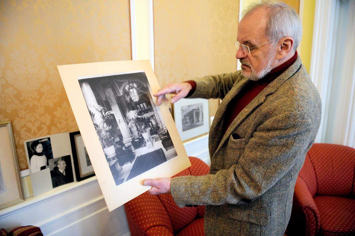 Michael Moser ist als Archivar aus der Pension in das Hotel  zurückgekehrt und arbeitet die historischen Fundstücke auf. Aus der Zeit vor dem Zweiten Weltkrieg ist nicht mehr sehr viel erhalten - vieles ging nach dem Krieg und der Besetzung des Hotels durch die Russen verloren.