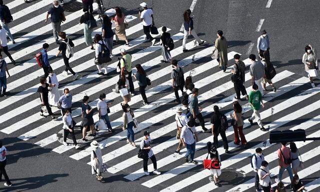 Geschäftigkeit auf einem Zebrastreifen in Tokio.