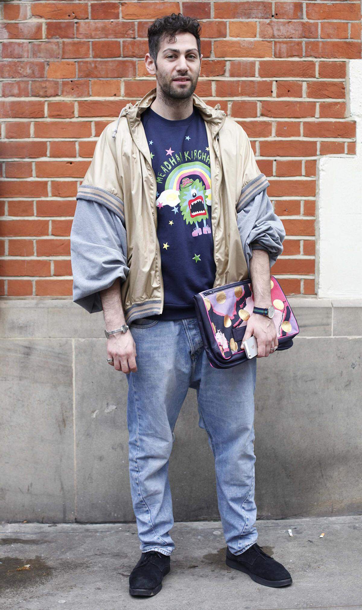 Modeblogger, Redakteur und Autor Simon Glazin trägt bunte Prints zu Jeans und Blouson.