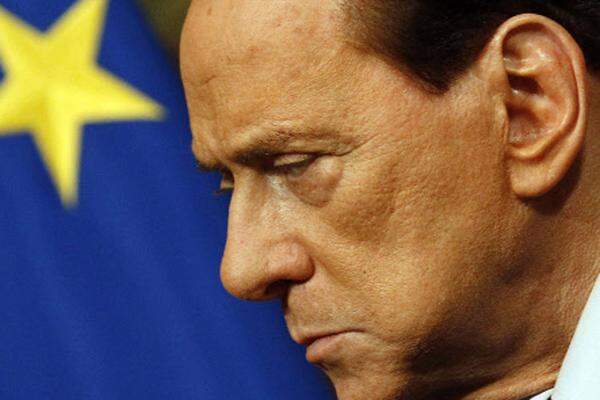 Im November 2011 stolperte Silvio Berlusconi über die Schuldenkrise. Lange hatte sich der Regierungschef auch mit knappen Mehrheiten im Parlament halten und Sex-Skandale und Prozesse überstehen können. Doch der massive Druck der Finanzmärkte und Absetzbewegungen im eigenen Lager ließen ihm schließlich keine Wahl mehr. Nachfolger wurde der frühere EU-Kommissar Mario Monti, der eine Regierung der Experten führt.