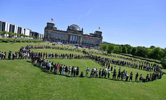 Give peace a chance! Aktivisten formieren sich vor dem Berliner Reichstag zu einem riesiges Friedenszeichen. 