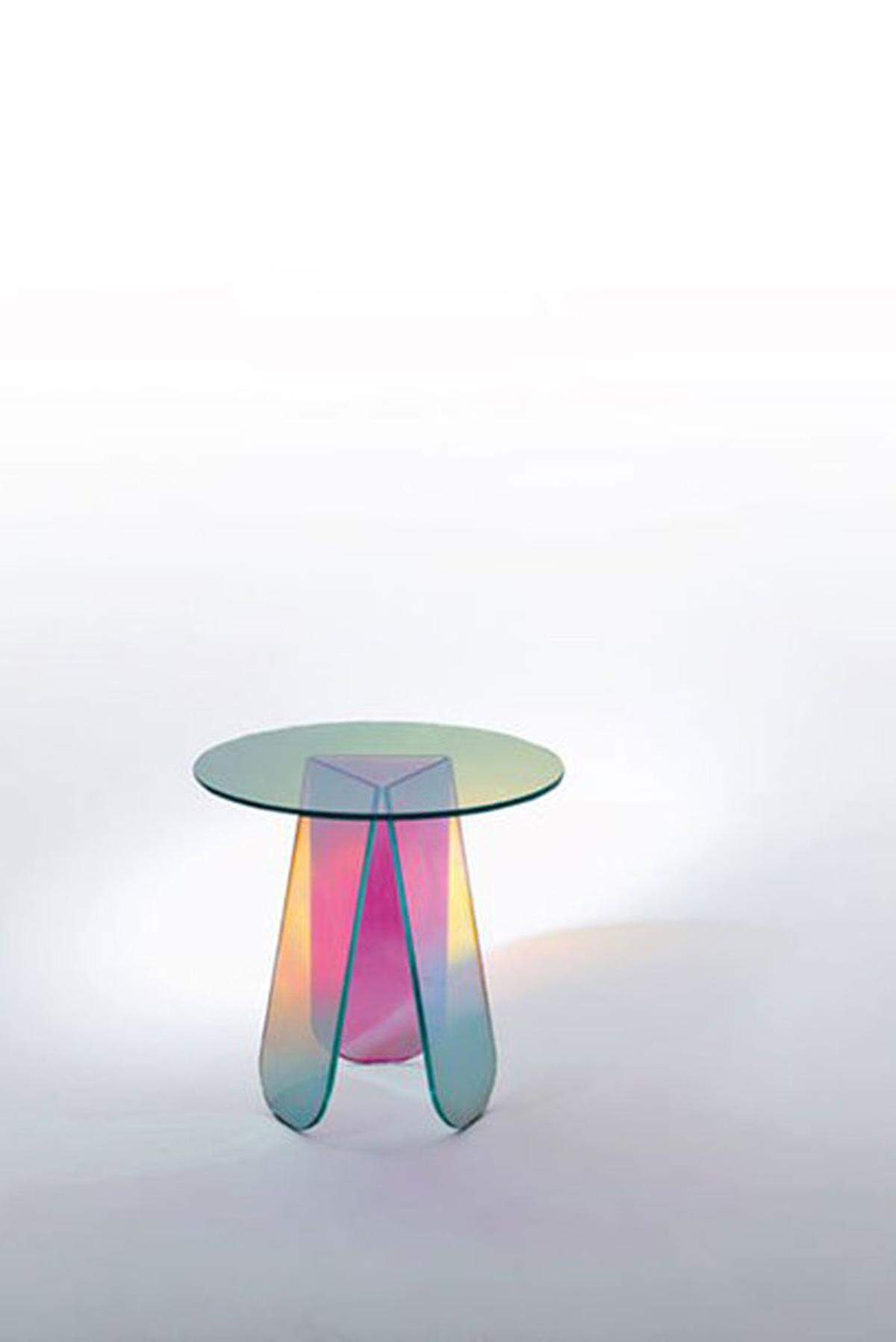 Patricia Urquiola hat für das italienische Schuhlabel Santoni mit Glas Italia den "Shimmer"-Hocker designt.