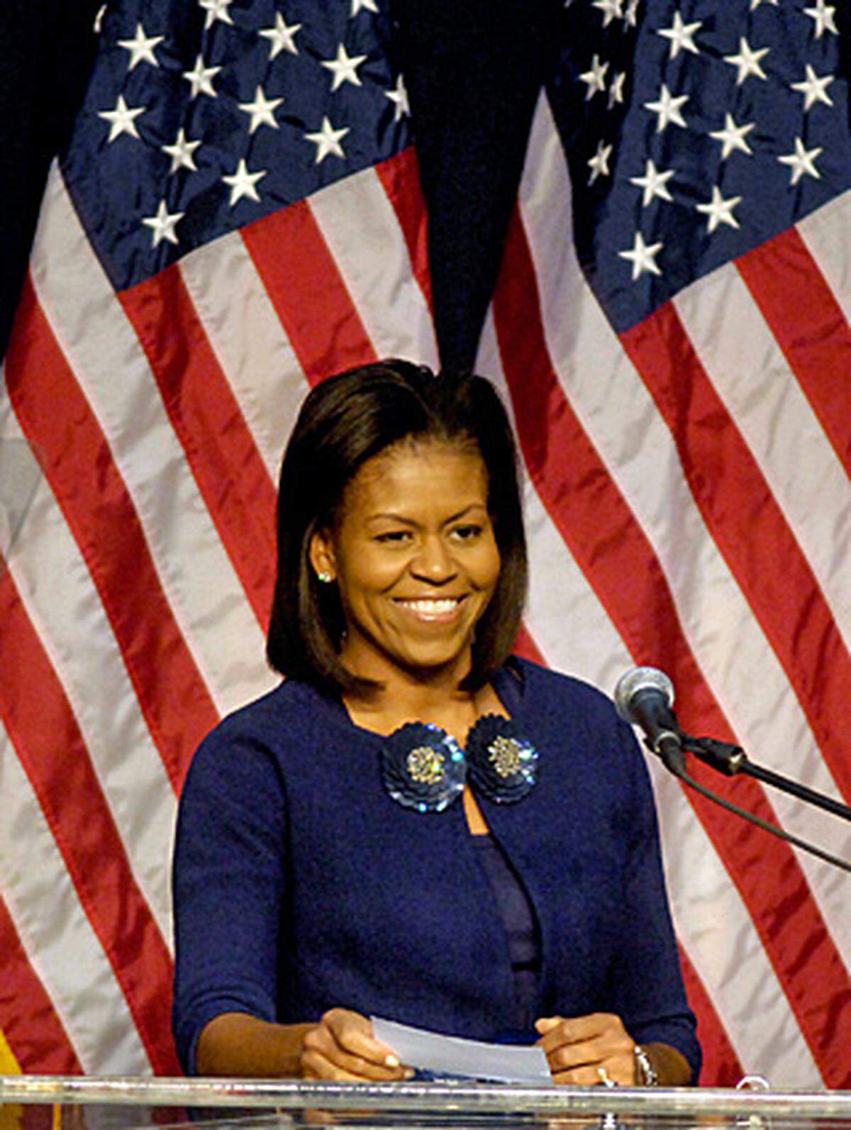 Michelle Obama musste sich nach der Wahl nicht erst mausern. Sie stammt aus einfachen Verhältnissen, und arbeitete sich nach ihrem Studium an den Eliteuniversitäten Princeton und Harvard hinauf bis in höchste Managerpositionen. Die großgewachsene Doktorin der Rechtswissenschaften gilt als charismatische Rednerin, der es keine Probleme bereitet, anzuecken.